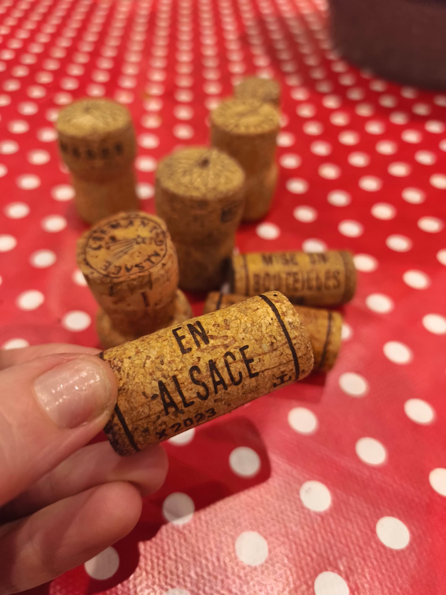 Des bouchons de vin sur une nappe à pois rouge